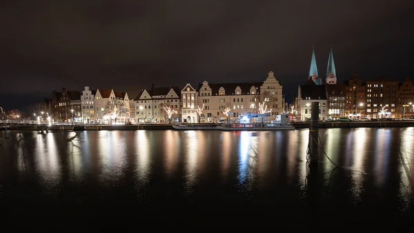 Piękny Port Ozdobiony Lampkami Świątecznymi Lubece Niemcy — Zdjęcie stockowe