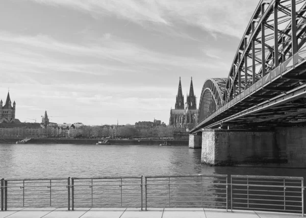 Grayscale Záběr Krásného Mostu Hohenzollern Přes Řeku Rýn — Stock fotografie