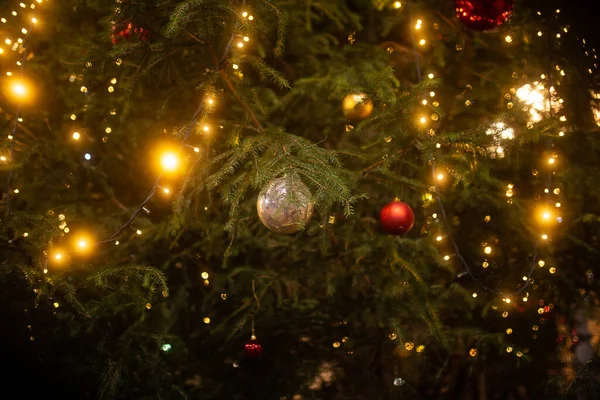 Albero Natale Con Belle Decorazioni — Foto Stock