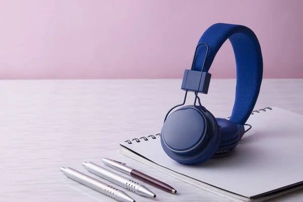 Una Foto Cuaderno Con Bolígrafos Auriculares Azules — Foto de Stock