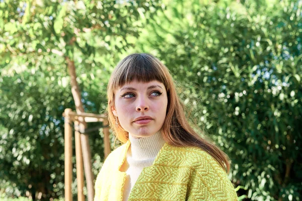 Retrato Una Joven Guapa Caucásica Vestida Con Una Chaqueta Amarilla —  Fotos de Stock