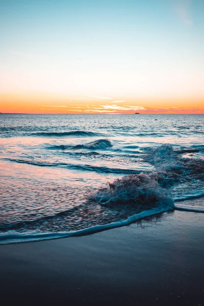 Disparo Vertical Océano Orilla Del Mar Bajo Cielo Atardecer —  Fotos de Stock