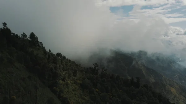 Fascinante Disparo Hermosas Montañas Bajo Cielo Nublado — Foto de Stock