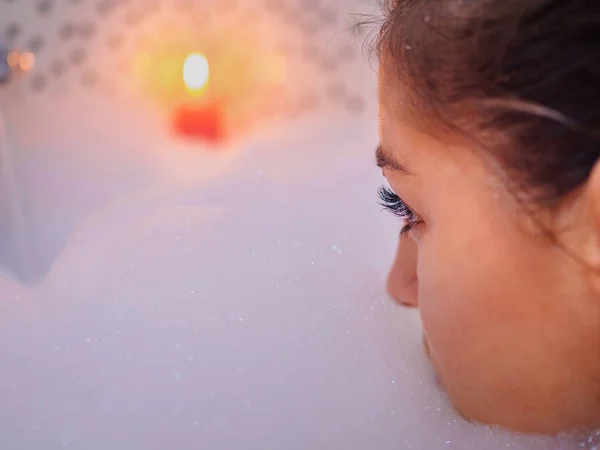 Woman Sticking Her Head Out Foam Bathtub Taking Relaxing Bath — Stock Photo, Image