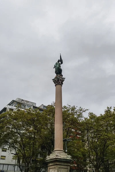 Tiro Vertical Uma Estátua Coluna Parque Montevidéu Uruguai — Fotografia de Stock