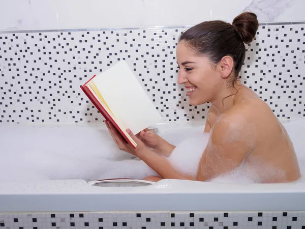 Kobieta Wystająca Pianki Wannie Biorąca Relaksującą Kąpiel Świecami Dekorująca Kieliszek — Zdjęcie stockowe