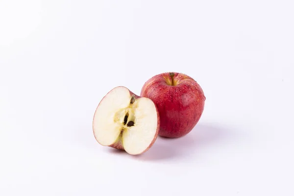 Ein Frischer Roter Apfel Isoliert Auf Weißem Hintergrund — Stockfoto