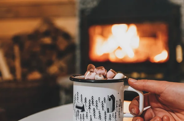 Eine Hand Hält Einen Becher Kakao Oder Heiße Schokolade Mit — Stockfoto