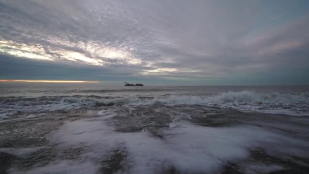 Panoramiczny Widok Ocean Piaszczysty Koszt Słoneczny Dzień — Wideo stockowe