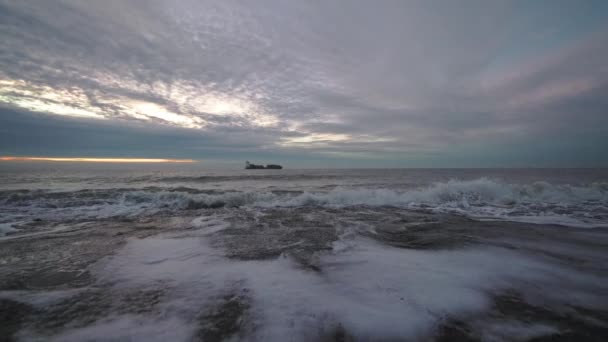 Vista Panorâmica Oceano Custo Arenoso Dia Ensolarado — Vídeo de Stock