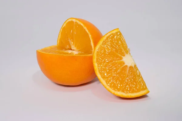 Primer Plano Naranja Fresca Madura Con Rebanadas Una Superficie Blanca — Foto de Stock