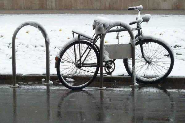 Een Fiets Geparkeerd Een Rek Bedekt Met Sneeuw — Stockfoto