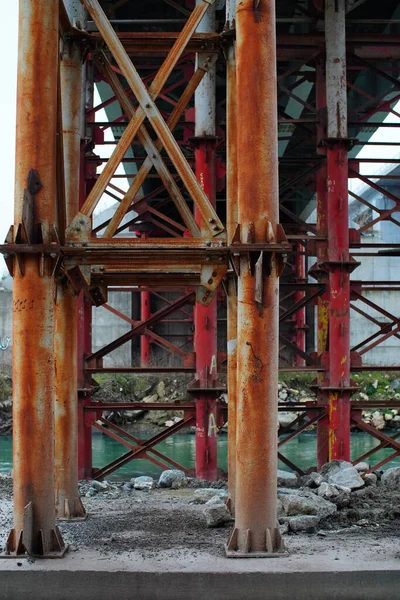 Вертикальный Снимок Старой Металлической Кучи Мостом Туманный День — стоковое фото