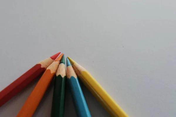 Angle Élevé Crayons Pointus Colorés Sur Une Surface Blanche — Photo