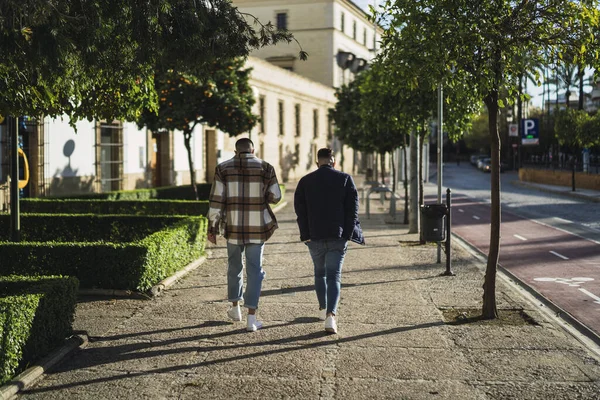 Двое Симпатичных Мужчин Идущих Городской Улице — стоковое фото