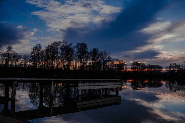 Una Vista Fascinante Puesta Sol Cielo Nublado Que Refleja Lago —  Fotos de Stock