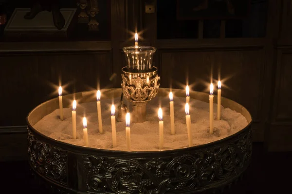 Close Muitas Velas Acesas Areia Uma Igreja Para Orações Devotos — Fotografia de Stock