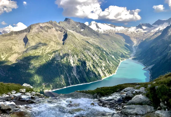 Tiro Close Lago Cercado Por Pedras Vegetação — Fotografia de Stock