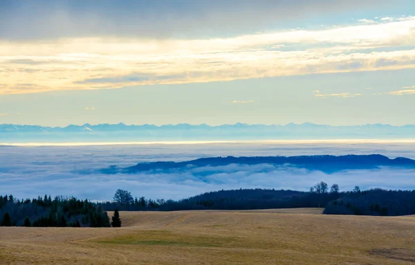 Dağdan Görünen Vadide Bulutlardan Oluşan Bir Manzara — Stok fotoğraf