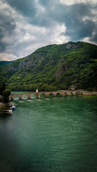 德瑞纳河上一座古老石制Mehmed Pasa Sokolovic桥的垂直拍摄 — 图库照片