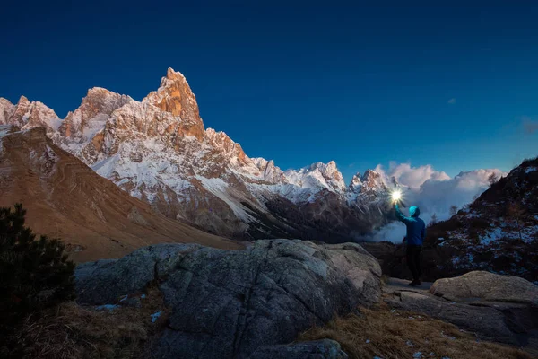 Pico Montañoso Cimon Della Pala Joven Macho Con Smartphone Primer —  Fotos de Stock