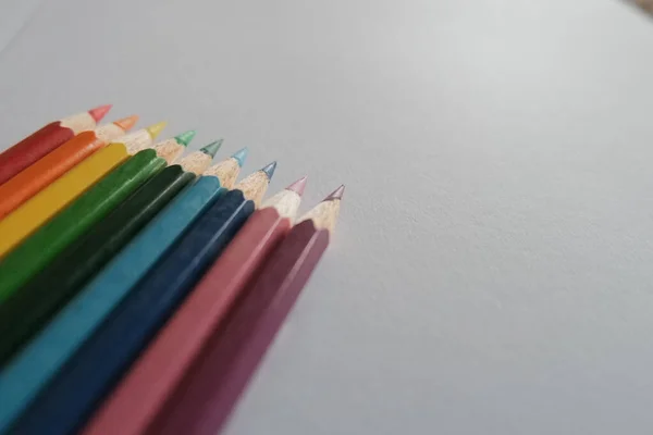 Angle Élevé Crayons Pointus Colorés Sur Une Surface Blanche — Photo