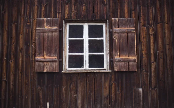 窗户开着的木制建筑 — 图库照片