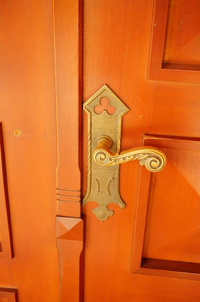 Disparo Vertical Pomo Puerta Oro Vintage Una Puerta Madera Naranja — Foto de Stock