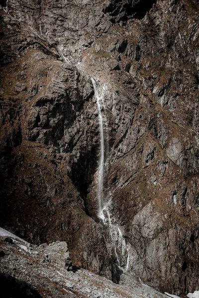 Disparo Vertical Una Cascada Que Fluye Través Acantilados Rocosos —  Fotos de Stock
