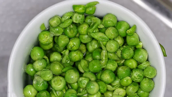 鉢の中の緑豆のトップビュー — ストック写真