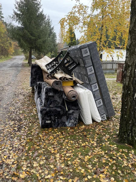 Plano Vertical Muebles Antiguos Apilados Aire Libre Otoño — Foto de Stock