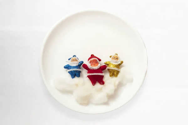Μια Κορυφαία Άποψη Του Santa Στολίδια Ένα Λευκό Πιάτο Που — Φωτογραφία Αρχείου
