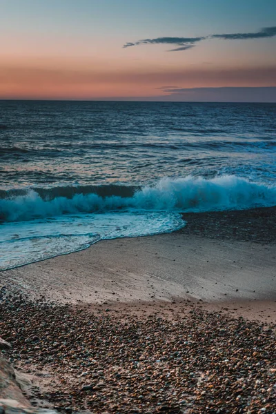 Una Toma Vertical Una Hermosa Puesta Sol Capturada Playa — Foto de Stock