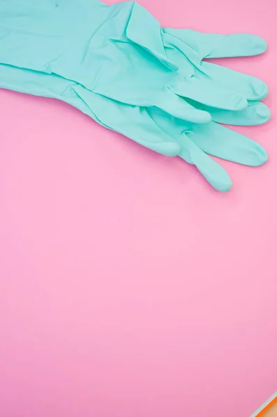 用粉色背景隔离的胶乳橡胶手套的垂直镜头 新的正常概念 — 图库照片