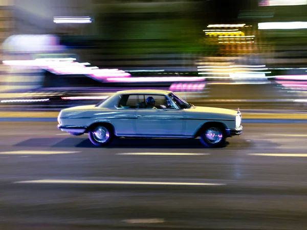 Une Voiture Qui Roule Toute Vitesse Sur Une Autoroute Avec — Photo