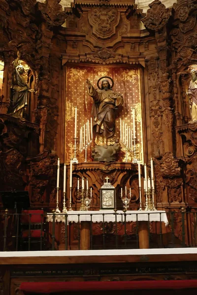 Zdjęcie Pionowe Dekorowanego Kościoła Katolickiego Jezusem Nad Ołtarzem Ronda Andalusia — Zdjęcie stockowe