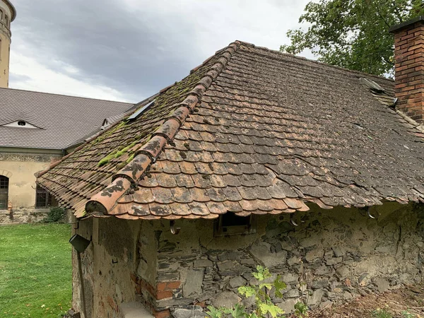 Una Piccola Vecchia Casa Una Zona Rurale Una Giornata Nuvolosa — Foto Stock