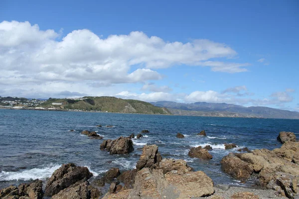 Primer Plano Piedras Pequeñas Rocas Mar Fondo Las Altas Montañas — Foto de Stock