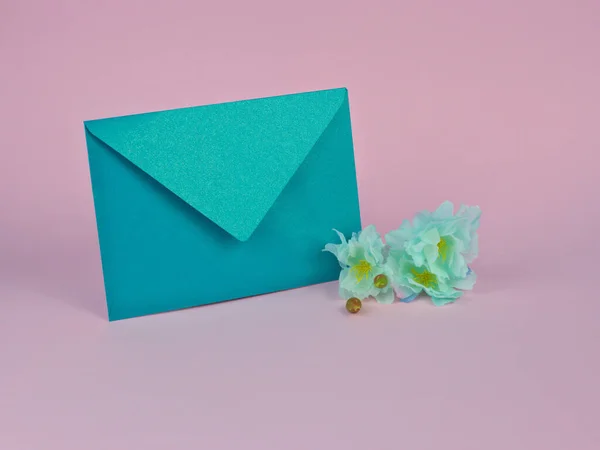 Belo Tiro Envelope Com Flores Lado — Fotografia de Stock