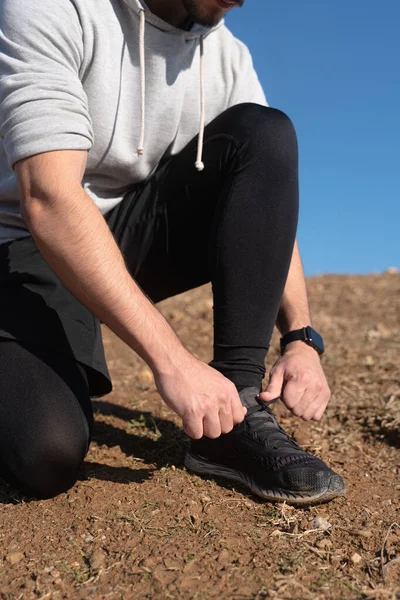 Tiro Vertical Atleta Atándose Los Zapatos Antes Trabajar — Foto de Stock