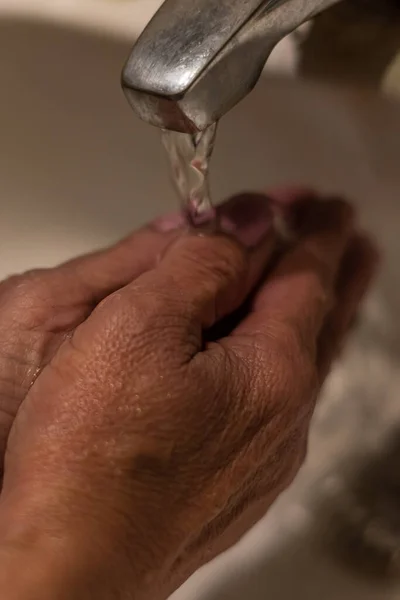 Detailní Záběr Rukou Starší Ženy Nalakovanými Nehty Vodě Tekoucími Kohoutku — Stock fotografie