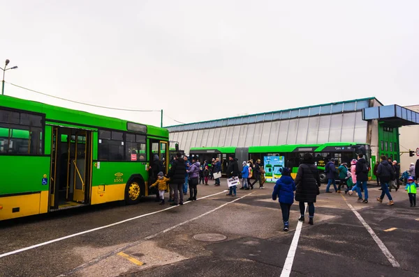 Poznan Poland November 2018 Orang Dengan Eksposisi Hijau Bus Angkutan — Stok Foto