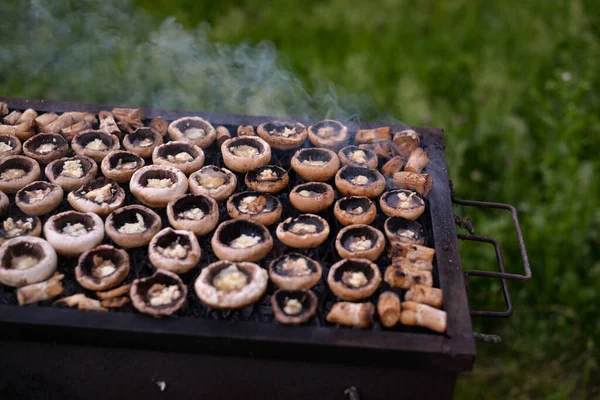 Foco Suave Cogumelos Portabella Preparados Recheados Com Queijo Uma Grelha — Fotografia de Stock