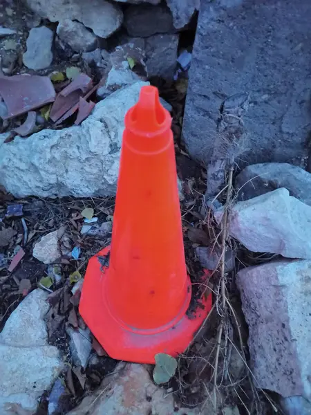 Ein Vertikaler Schuss Plastikmüll Auf Dem Boden Zwischen Steinen Und — Stockfoto