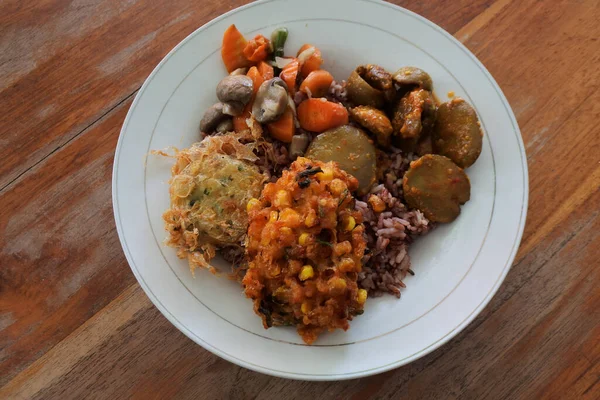 Bol Lentilles Avec Viande Riz Pilaf Carottes Champignons — Photo