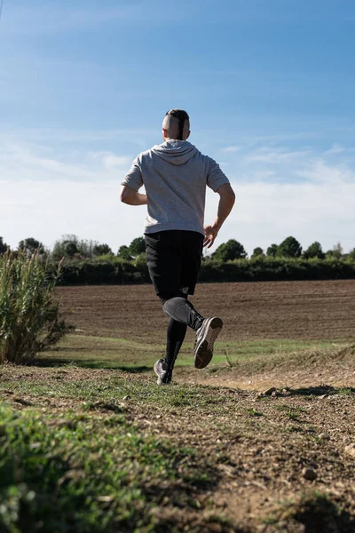 Una Toma Vertical Atleta Haciendo Ejercicio Ejercitándose Día Cálido Soleado — Foto de Stock