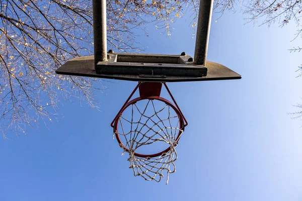 Nízký Úhel Záběru Basketbalového Koše Proti Modré Obloze — Stock fotografie