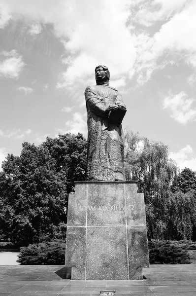 Poznan Poland Maj 2017 Den Adam Mickiewicz Monument Centrum Monokroma — Stockfoto