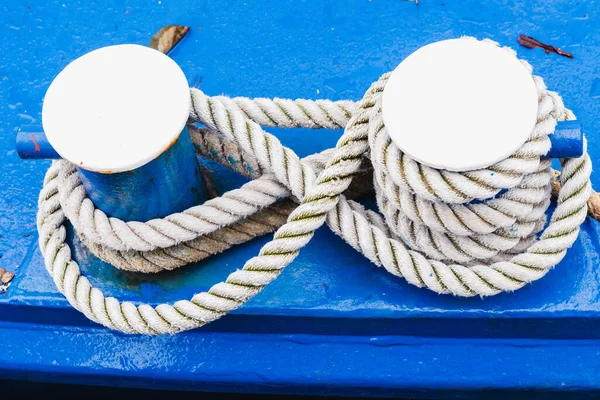 Dois Capstan Deck Azul Navio Com Uma Corda Grossa Anexada — Fotografia de Stock