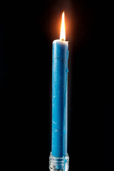 Вертикальный Снимок Длинной Горящей Свечи Стеклянной Бутылке Изолированной Черном Фоне — стоковое фото